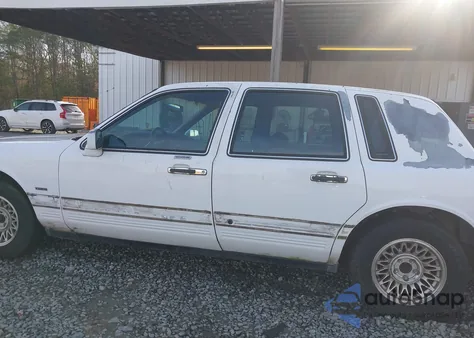 1996 Lincoln Town Car Executive z USA, uszkodzony, nr VIN 1LNLM81W8TY648514